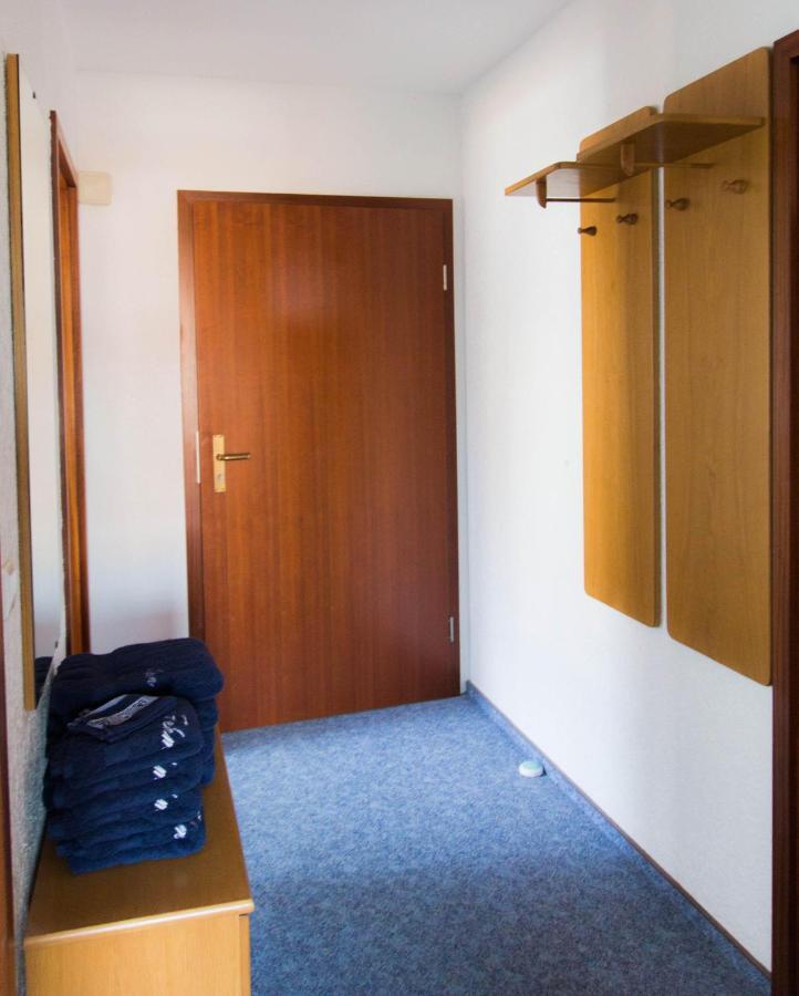 Ferienwohnungen-Neue-Tiefe-Wohnung-Kleiderbuegel Neue Tiefe Fehmarn Экстерьер фото