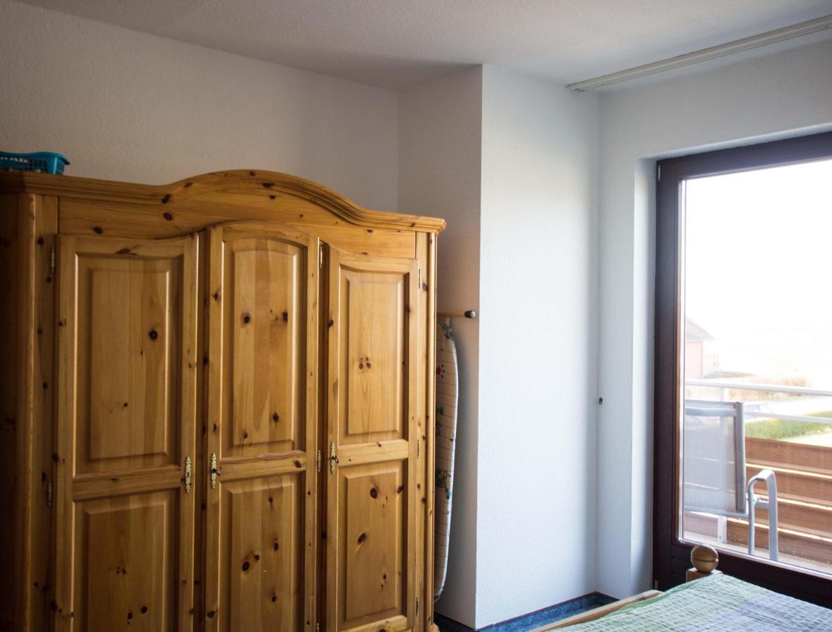 Ferienwohnungen-Neue-Tiefe-Wohnung-Kleiderbuegel Neue Tiefe Fehmarn Экстерьер фото