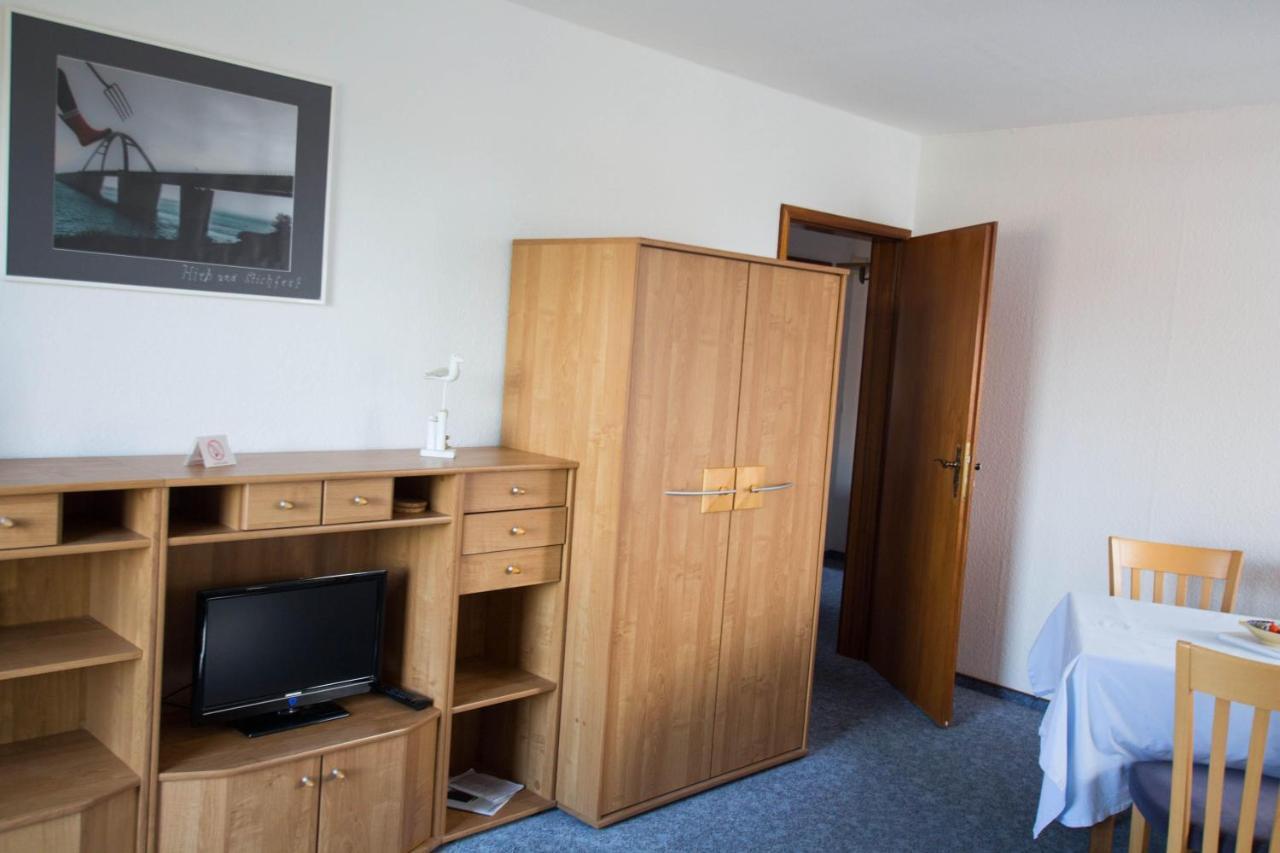 Ferienwohnungen-Neue-Tiefe-Wohnung-Kleiderbuegel Neue Tiefe Fehmarn Экстерьер фото