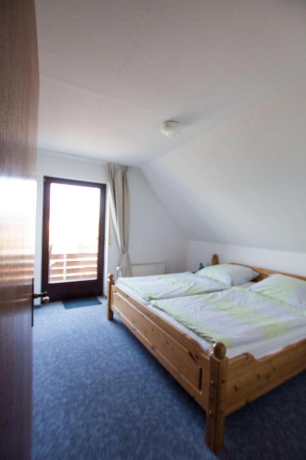 Ferienwohnungen-Neue-Tiefe-Wohnung-Kleiderbuegel Neue Tiefe Fehmarn Экстерьер фото